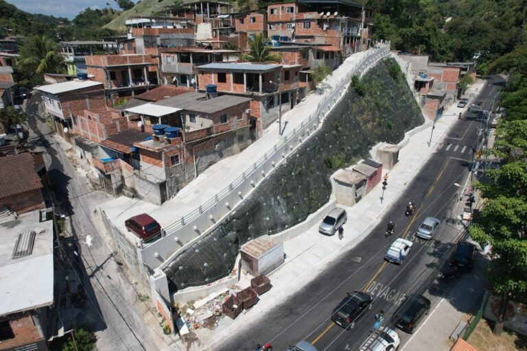 Prefeito Rodrigo Neves em reunião sobre plano de contingência em Niterói para eventos climáticos extremos