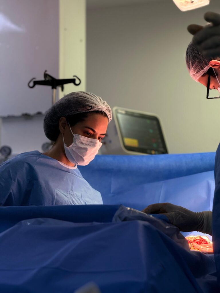 Equipe médica em hospital de Maricá, simbolizando a captação de órgãos para doação no SUS.