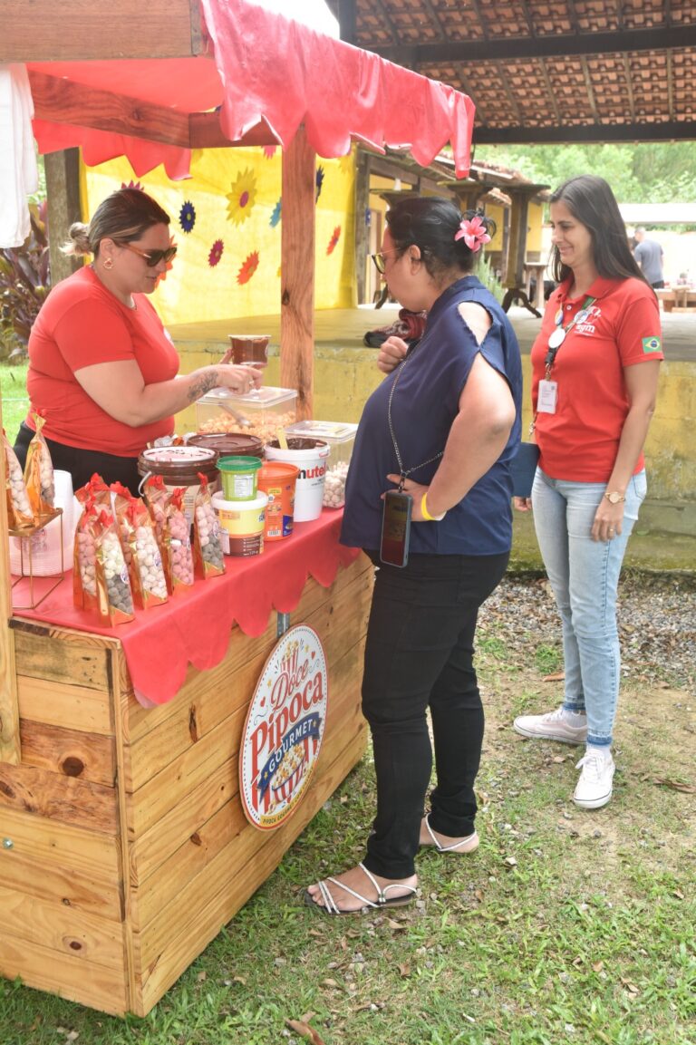 Pessoas em evento de cultura e turismo Curta Itaocaia em Itaipuaçu, Maricá, com artesanato e música.