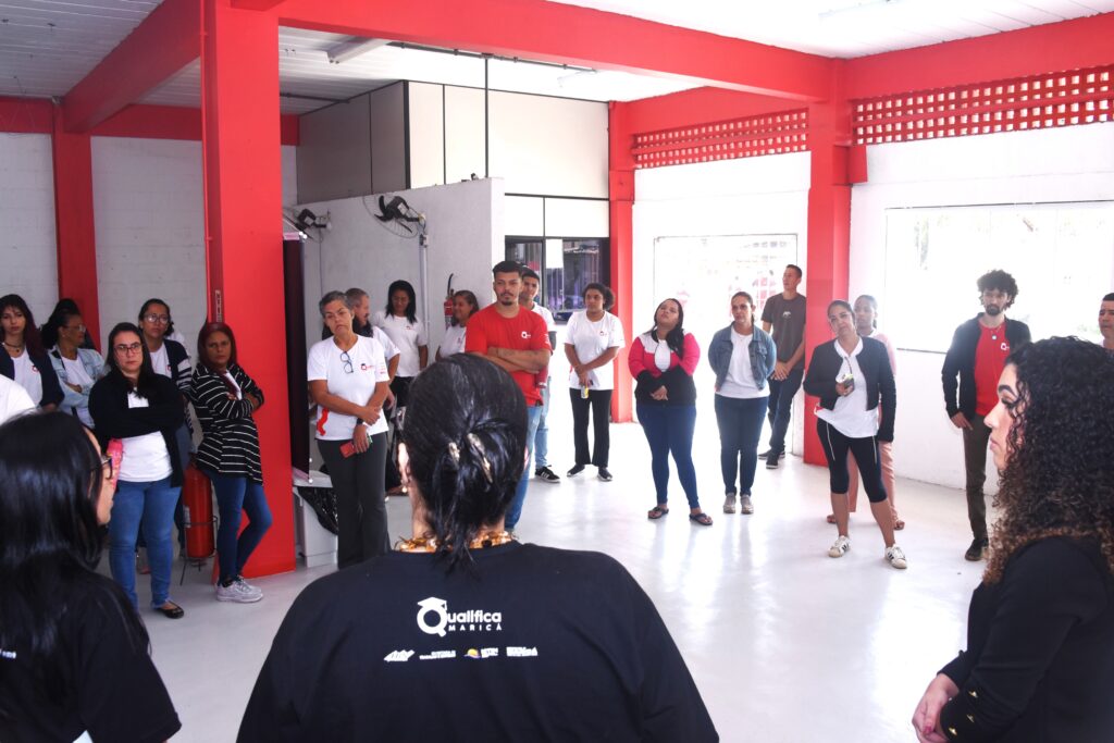 Mulheres em sala de aula de qualificação profissional em Maricá, com foco nas áreas de construção civil e almoxarifado.
