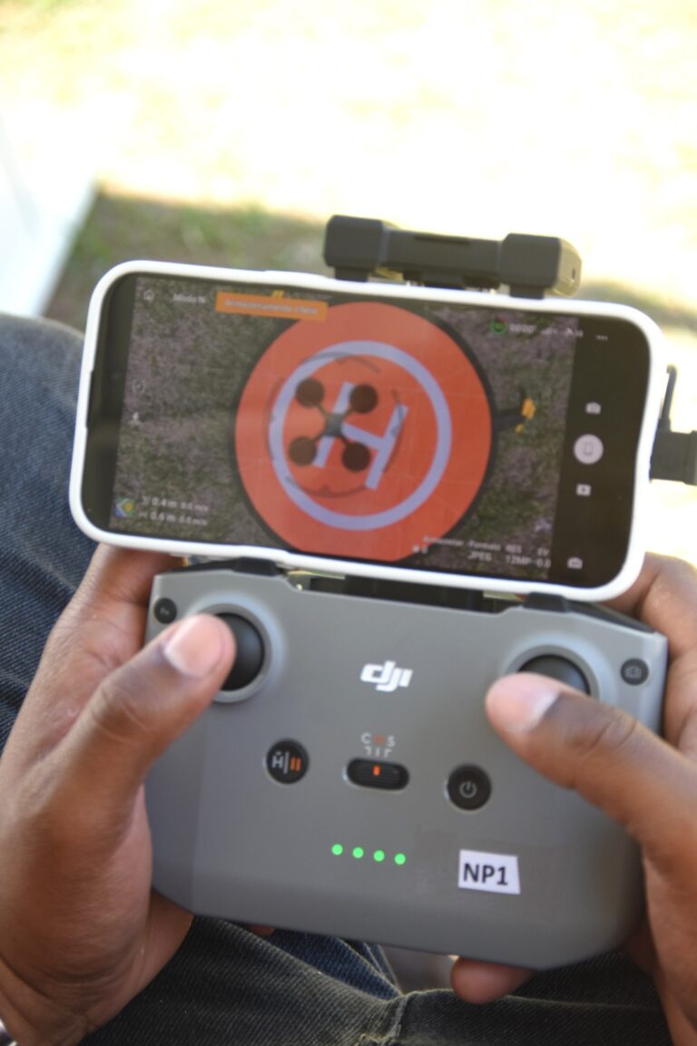 Jovens pilotam drones em circuito de obstáculos durante o 1º Festival de Drone em Maricá, promovido pela prefeitura.