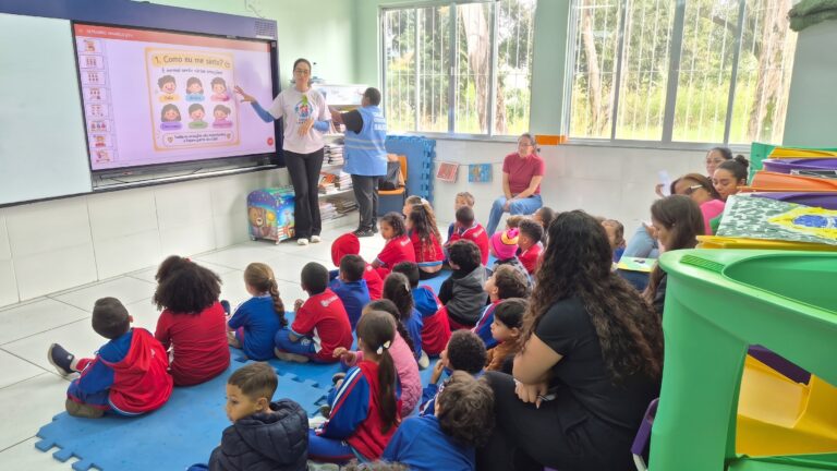 Estudantes recebem atendimento odontológico em escola de Maricá pelo Programa Saúde na Escola.