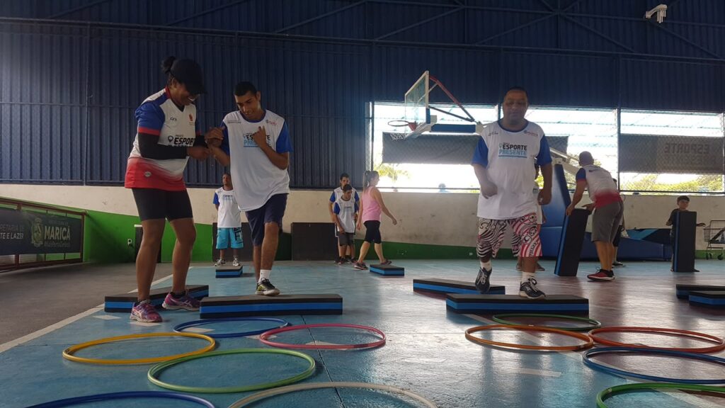Crianças e jovens praticam esportes adaptados em um festival paralímpico em Maricá.