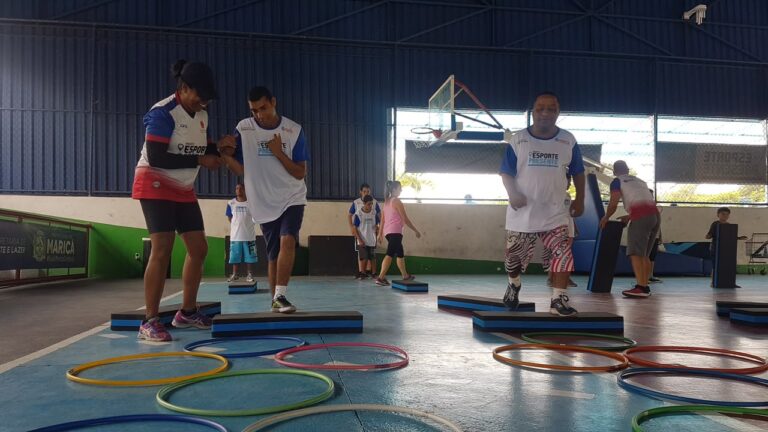 Crianças e jovens praticam esportes adaptados em um festival paralímpico em Maricá.
