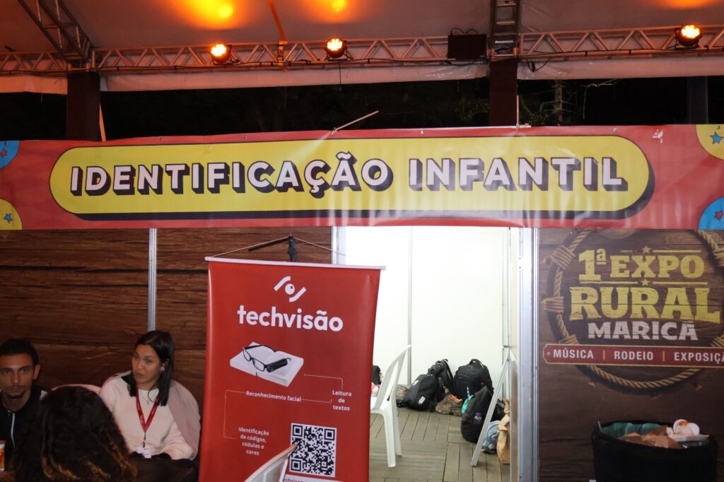 Pessoas, incluindo crianças, recebendo identificação em evento público para segurança e localização.