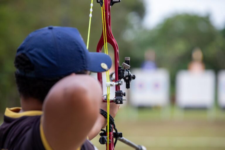Atletas de Maricá celebram conquistas com medalhas e troféus no Campeonato Brasileiro de Tiro com Arco.