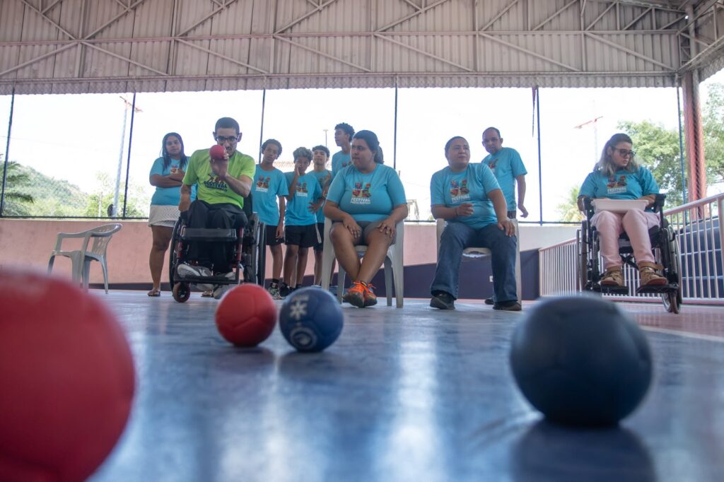 Crianças e jovens participam de atividades esportivas inclusivas em Maricá durante o Festival Paralímpico.