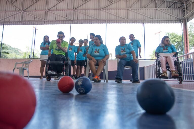 Crianças e jovens participam de atividades esportivas inclusivas em Maricá durante o Festival Paralímpico.