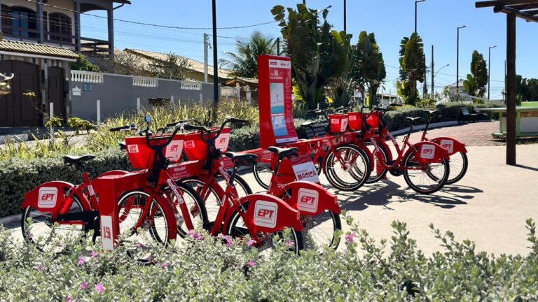 Novas estações de bicicletas compartilhadas Tarifa Zero em Maricá, com bikes vermelhas prontas para uso.