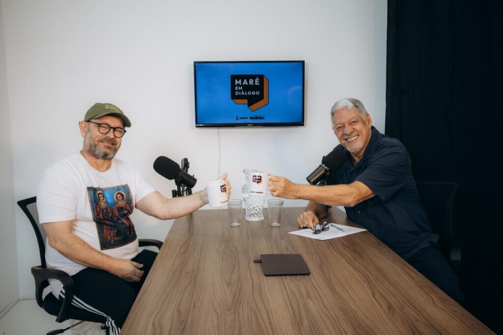 Luiz Antonio Simas e Antonio Grassi conversam em estúdio de podcast em Maricá