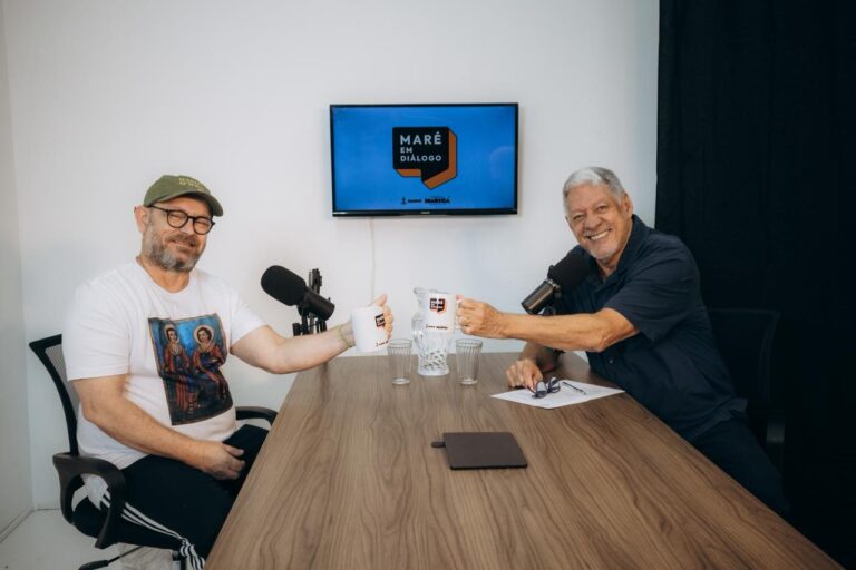 Luiz Antonio Simas e Antonio Grassi conversam em estúdio de podcast em Maricá