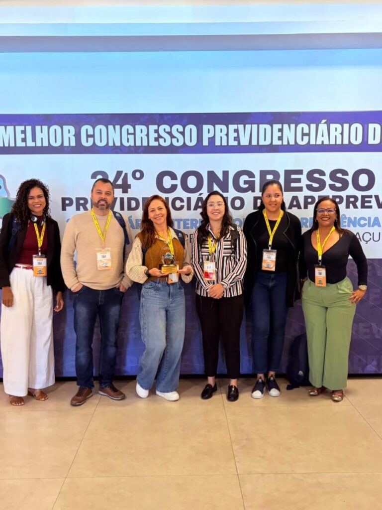 Diretores do ISSM Maricá recebem prêmio nacional de previdência em congresso no Paraná.