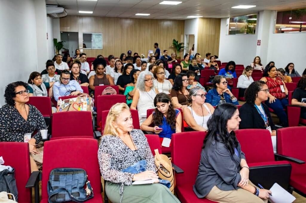 Profissionais da saúde em debate sobre cuidado materno-infantil em Maricá