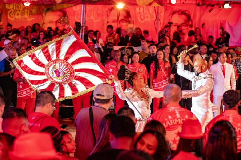 Comunidade da União de Maricá celebra escolha do samba-enredo para o Carnaval 2027 na quadra da escola.