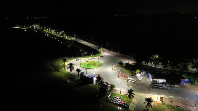 Lâmpadas de LED instaladas em postes de rua em Maricá durante a noite, iluminando a via urbana.