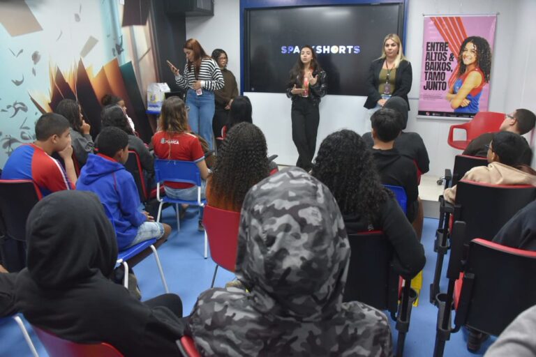 Estudantes do 9º ano participam de roda de conversa sobre respeito e igualdade em Maricá.