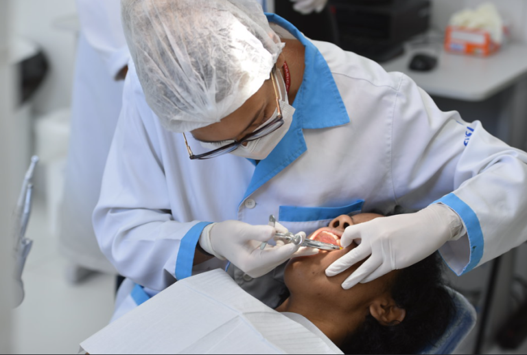 Profissionais de saúde atendem paciente em unidade de Maricá durante mutirão de vacinação e consultas neste sábado.