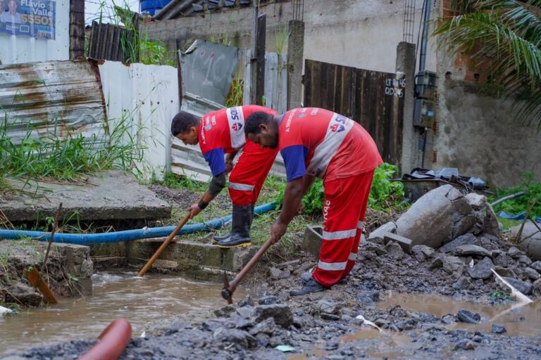 Equipes da SOMAR atuam no bombeamento de água e desobstrução de vias em Itaipuaçu, Maricá, após fortes chuvas.