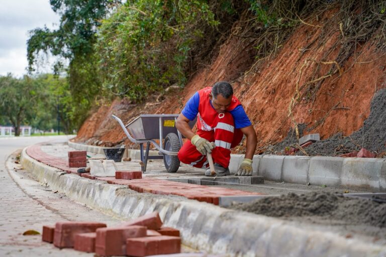 Trabalhadores da Somar realizando obras de revitalização das calçadas na orla de Jacaroá, Maricá.