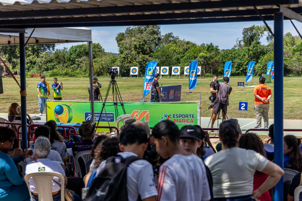 Atletas de Maricá recebem medalhas no Campeonato Brasileiro de Tiro com Arco em Itapeba, 2026.