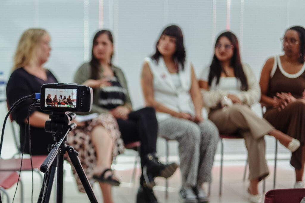 Mulheres em aula prática de audiovisual ou manuseando equipamentos de filmagem em Maricá