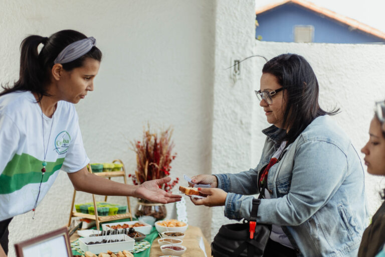 Formandos do Projeto Cozinha Criativa em Maricá recebem certificados de curso de gastronomia e sustentabilidade.