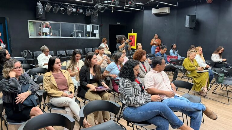 Servidores e representantes da comunidade participam do Fórum Tecendo a Rede em Maricá para discutir serviços.