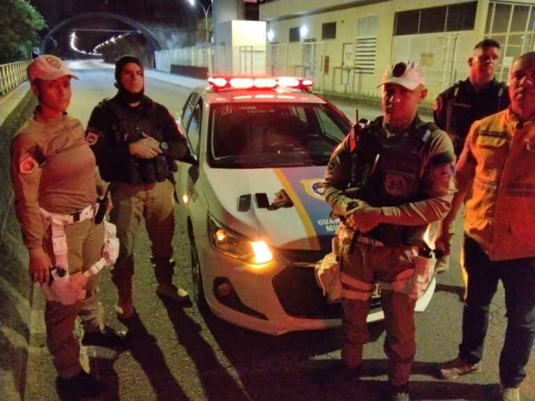 Guardas municipais de Niterói em patrulhamento preventivo na cidade.