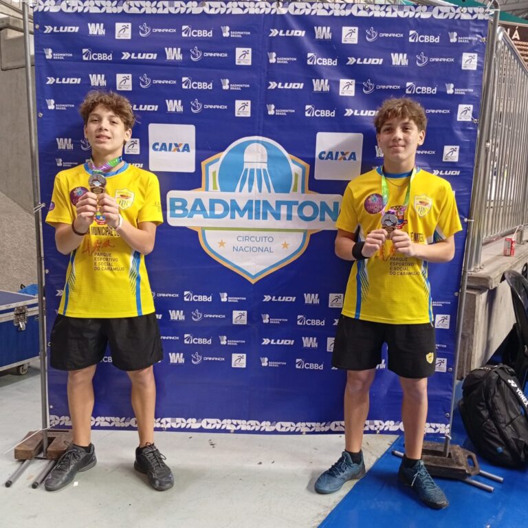 Gêmeos Rafael e Samuel de Oliveira Dias, atletas de Niterói, com medalhas de ouro no badminton.