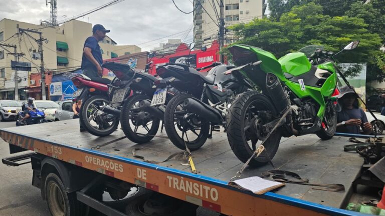 Agentes da Nittrans fiscalizam motociclista durante operação contra motos barulhentas em Niterói.