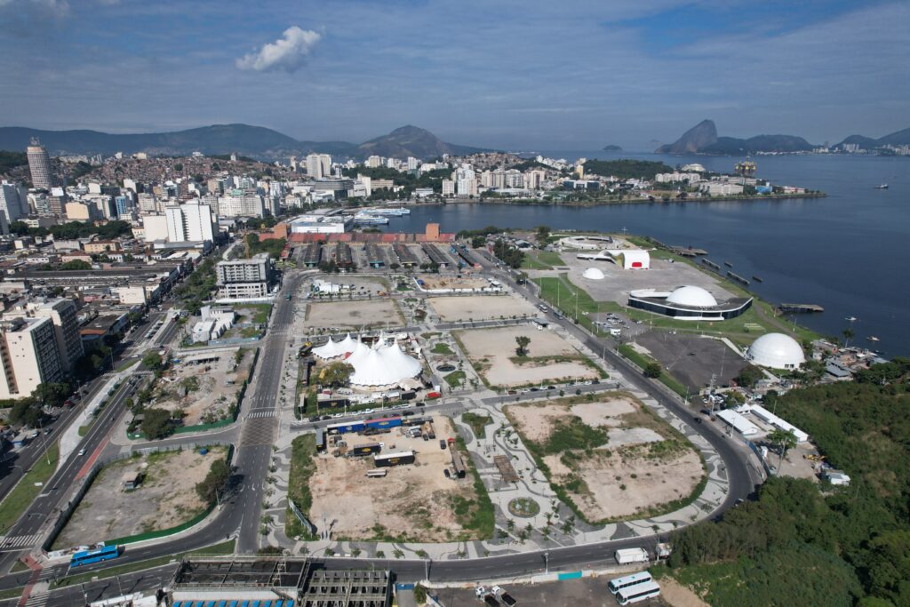Vista aérea da região central de Niterói com novos edifícios residenciais e áreas revitalizadas.