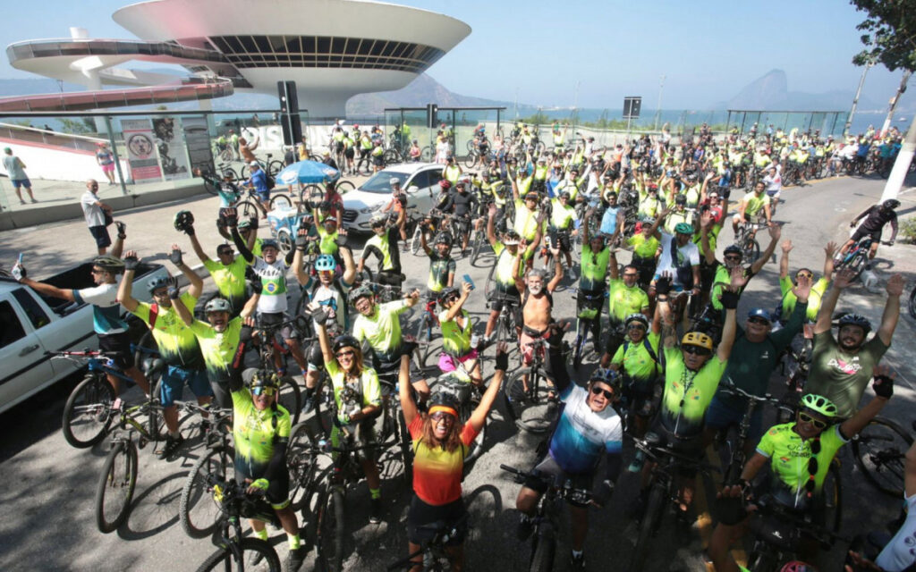 Ciclistas pedalando em Niterói durante o Bike Fest, celebrando a mobilidade sustentável na cidade.