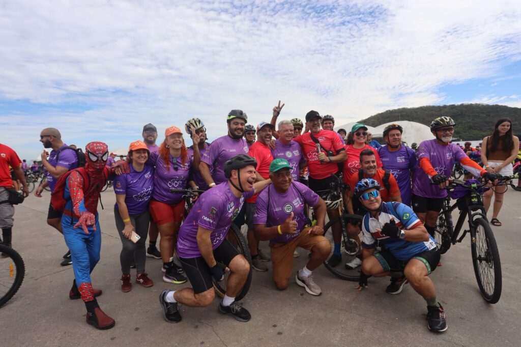 Ciclistas participam do Niterói Bike Fest no Caminho Niemeyer em Niterói, promovendo mobilidade sustentável.