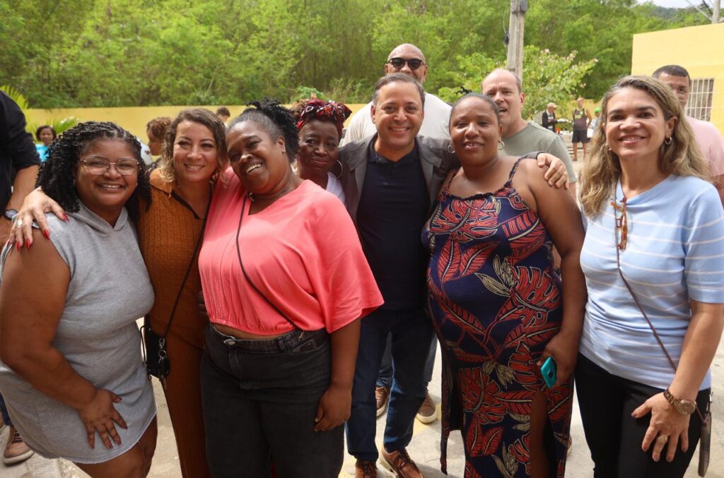 Prefeito Rodrigo Neves e moradores em frente a prédio reformado no Condomínio Zilda Arns, Niterói.