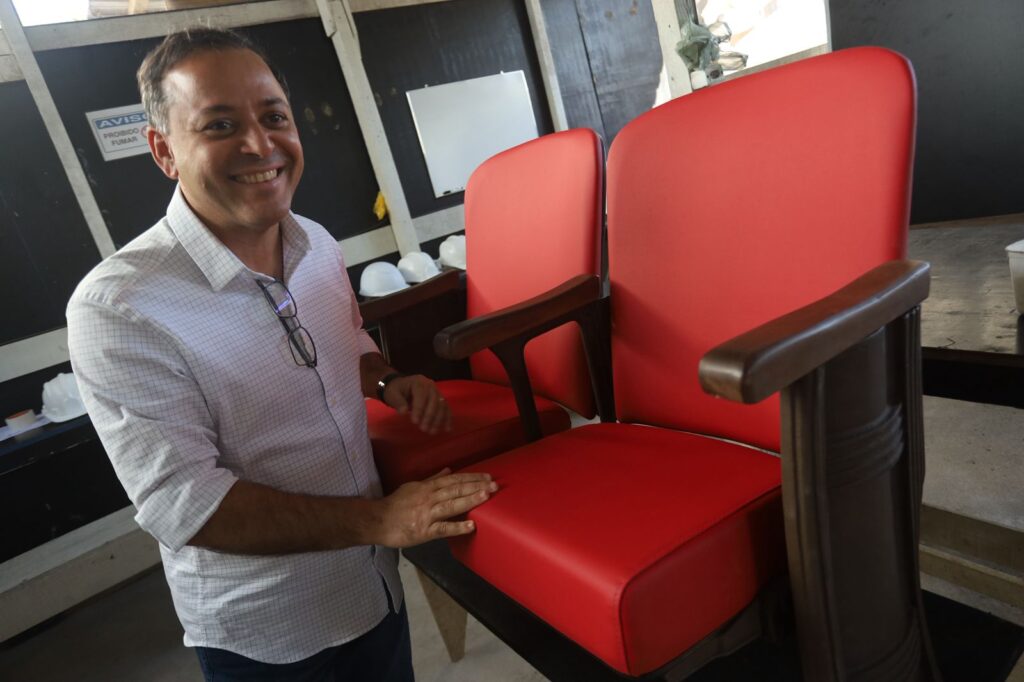 Prefeito Rodrigo Neves vistoria obras do antigo Cinema Icaraí em Niterói, que será Cine Concerto Sérgio Mendes.