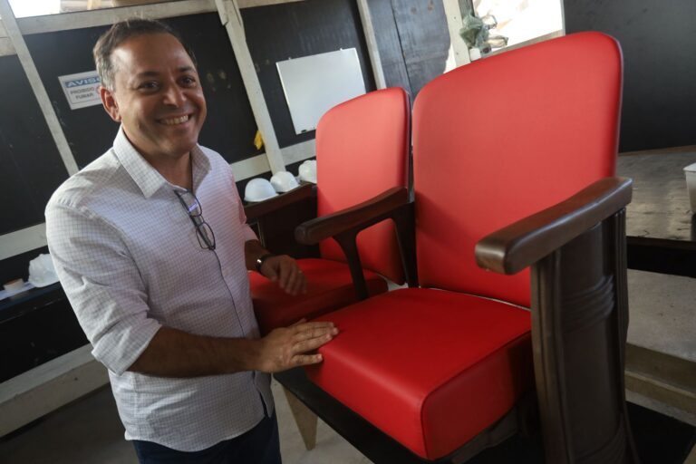 Prefeito Rodrigo Neves vistoria obras do antigo Cinema Icaraí em Niterói, que será Cine Concerto Sérgio Mendes.