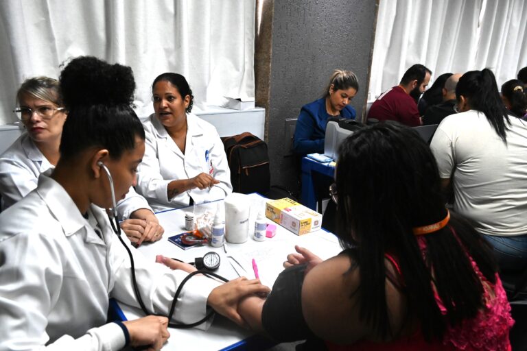 Servidores da Prefeitura de Niterói recebem atendimento de saúde e participam de palestras sobre bem-estar.