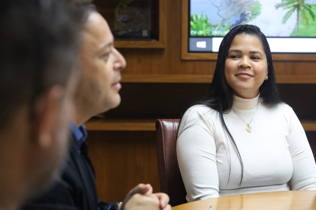 Prefeito Rodrigo Neves assina ordem de início de obra de contenção de encosta no Fonseca, Niterói.