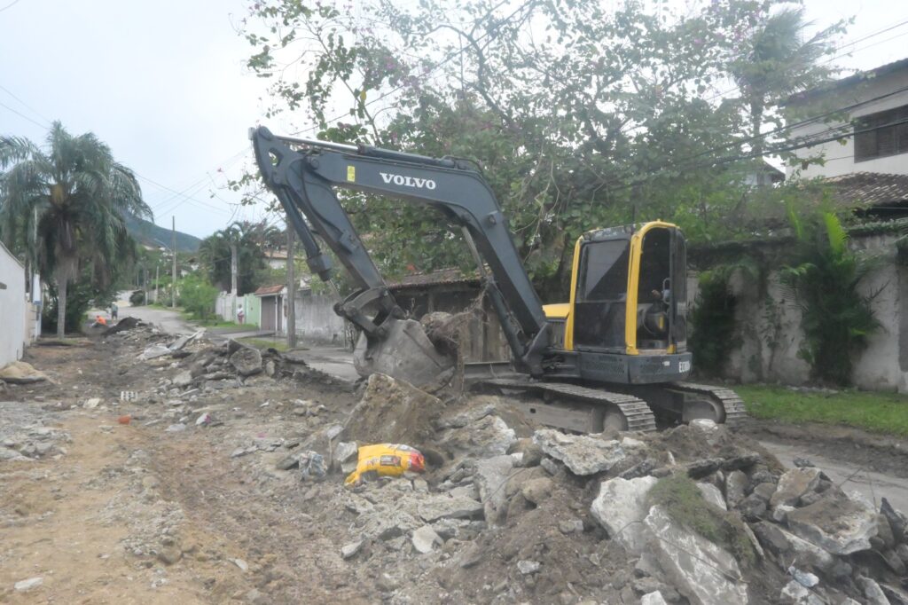 Obras de reurbanização em Santo Antônio, Niterói, com máquinas e trabalhadores na rua.