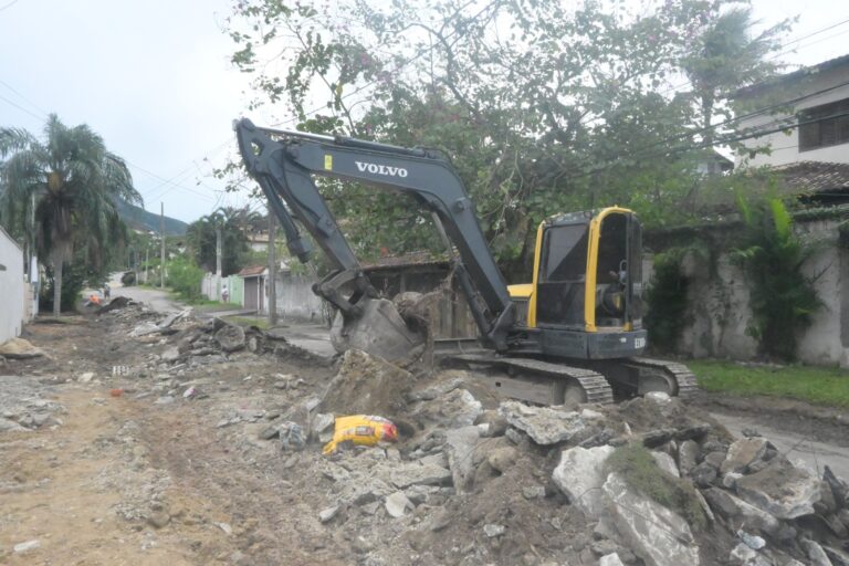 Obras de reurbanização em Santo Antônio, Niterói, com máquinas e trabalhadores na rua.