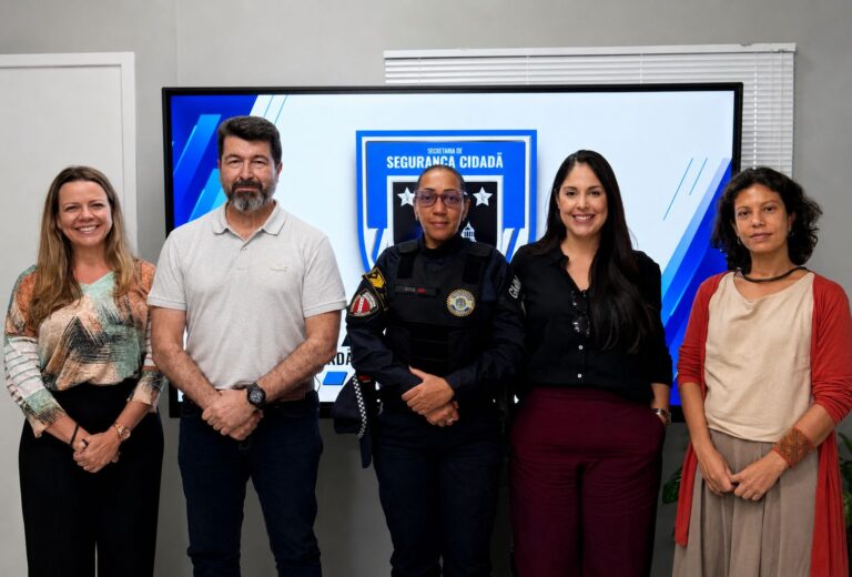 Representantes da Prefeitura de Maricá e do Instituto de Segurança Pública em reunião de trabalho.