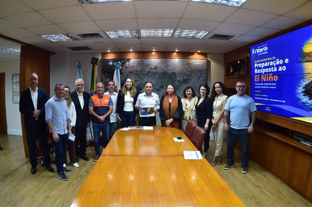 Equipes da Prefeitura de Niterói reunidas para discutir plano de prevenção ao El Niño.