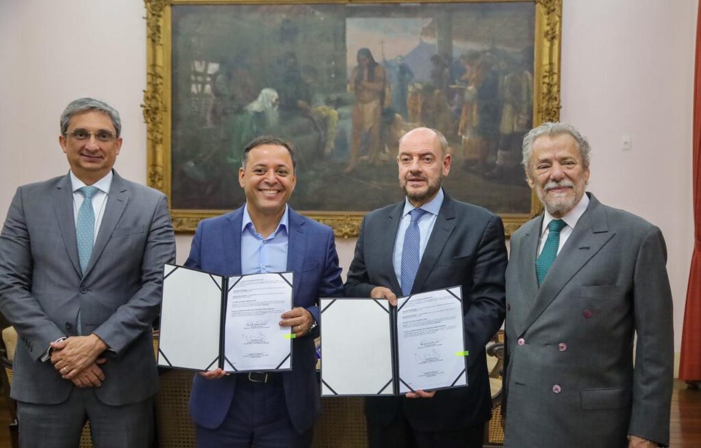Prefeito Rodrigo Neves e governador em exercício Ricardo Couto de Castro assinam cessão do Caio Martins.