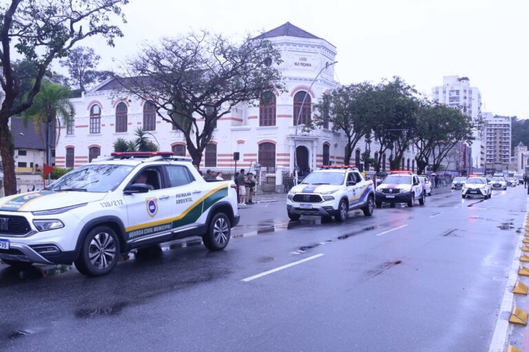 Prefeito Rodrigo Neves e general assistem ao desfile de 7 de Setembro em Niterói sob chuva.