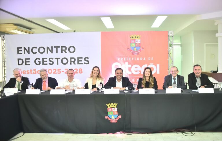Prefeito Rodrigo Neves em reunião do secretariado para balanço de metas em Niterói.