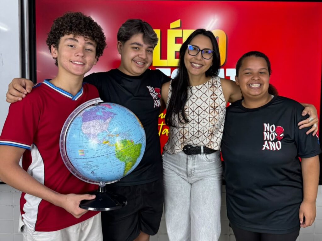 Estudantes da Escola Municipal Clério Boechat de Oliveira de Maricá exibem medalhas de ouro da OBG.