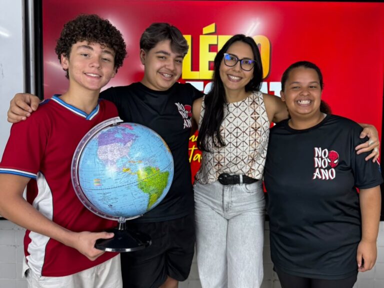 Estudantes da Escola Municipal Clério Boechat de Oliveira de Maricá exibem medalhas de ouro da OBG.