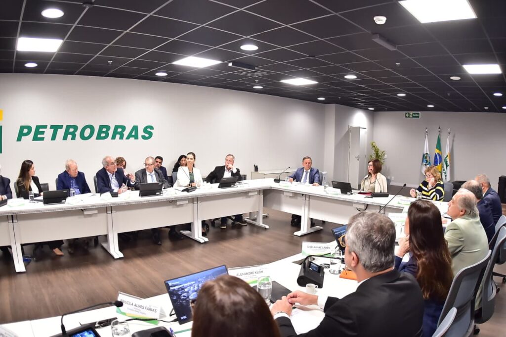 Prefeito de Niterói, Rodrigo Neves, e presidente da Petrobras, Magda Chambriard, em reunião.