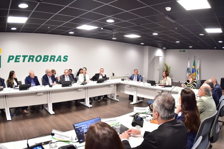 Prefeito de Niterói, Rodrigo Neves, e presidente da Petrobras, Magda Chambriard, em reunião.
