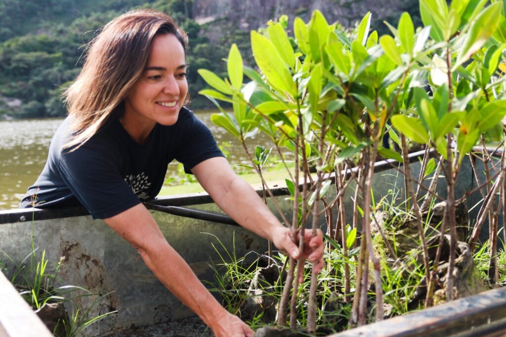 Fachada do Centro EcoCultural Sueli Pontes em Niterói, com pessoas em frente, em dia de evento.
